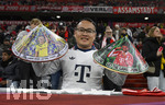 31.10.2026, Fussball Bundesliga 2026/2027, 8.Spieltag, FC Bayern München - Borussia Dortmund, in der Allianz-Arena München,   Fan mit Kopfbedeckung


