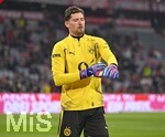 31.10.2026, Fussball Bundesliga 2026/2027, 8.Spieltag, FC Bayern München - Borussia Dortmund, in der Allianz-Arena München,   Torwart Gregor Kobel (Borussia Dortmund) zieht sich die Fussballhandschuhe an


