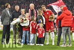 31.10.2026, Fussball Bundesliga 2026/2027, 8.Spieltag, FC Bayern München - Borussia Dortmund, in der Allianz-Arena München,   Harry Kane (FC Bayern München) wird nochmal geerht. Seine Frau herzt ihn



