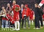 31.10.2026, Fussball Bundesliga 2026/2027, 8.Spieltag, FC Bayern München - Borussia Dortmund, in der Allianz-Arena München,    Harry Kane (FC Bayern München) trägt den ballon d—r Pokal , hinter ihm steht seine Familie


