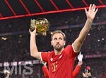31.10.2026, Fussball Bundesliga 2026/2027, 8.Spieltag, FC Bayern München - Borussia Dortmund, in der Allianz-Arena München,    Harry Kane (FC Bayern München) trägt den ballon d—r Pokal 


