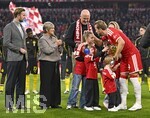 31.10.2026, Fussball Bundesliga 2026/2027, 8.Spieltag, FC Bayern München - Borussia Dortmund, in der Allianz-Arena München,    Harry Kane (FC Bayern München) trägt den ballon d—r Pokal ,und küsst seine Kinder


