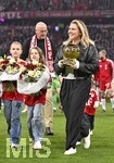 31.10.2026, Fussball Bundesliga 2026/2027, 8.Spieltag, FC Bayern München - Borussia Dortmund, in der Allianz-Arena München,   Frau von Harry Kane (FC Bayern München) trägt den ballon d—r Pokal


