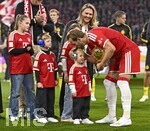 31.10.2026, Fussball Bundesliga 2026/2027, 8.Spieltag, FC Bayern München - Borussia Dortmund, in der Allianz-Arena München,    Harry Kane (FC Bayern München) trägt den ballon d—r Pokal ,und küsst seine Kinder


