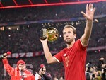 31.10.2026, Fussball Bundesliga 2026/2027, 8.Spieltag, FC Bayern München - Borussia Dortmund, in der Allianz-Arena München,    Harry Kane (FC Bayern München) trägt den ballon d—r Pokal 


