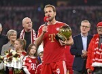31.10.2026, Fussball Bundesliga 2026/2027, 8.Spieltag, FC Bayern München - Borussia Dortmund, in der Allianz-Arena München,    Harry Kane (FC Bayern München) trägt den ballon d—r Pokal 


