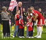 31.10.2026, Fussball Bundesliga 2026/2027, 8.Spieltag, FC Bayern München - Borussia Dortmund, in der Allianz-Arena München,    Harry Kane (FC Bayern München) trägt den ballon d—r Pokal ,und küsst seine Kinder


