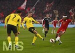 31.10.2026, Fussball Bundesliga 2026/2027, 8.Spieltag, FC Bayern München - Borussia Dortmund, in der Allianz-Arena München,   Joey Veerman (Borussia Dortmund) gegen Serge Gnabry (FC Bayern München) 


