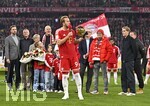 31.10.2026, Fussball Bundesliga 2026/2027, 8.Spieltag, FC Bayern München - Borussia Dortmund, in der Allianz-Arena München,   Harry Kane (FC Bayern München) bedakt sich mit dem Ballon d—r Pokal in der Hand


