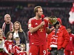 31.10.2026, Fussball Bundesliga 2026/2027, 8.Spieltag, FC Bayern München - Borussia Dortmund, in der Allianz-Arena München,   Harry Kane (FC Bayern München) bedakt sich mit dem Ballon d—r Pokal in der Hand


