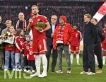 31.10.2026, Fussball Bundesliga 2026/2027, 8.Spieltag, FC Bayern München - Borussia Dortmund, in der Allianz-Arena München,   Harry Kane (FC Bayern München) bedakt sich mit dem Ballon d—r Pokal in der Hand


