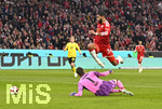 31.10.2026, Fussball Bundesliga 2026/2027, 8.Spieltag, FC Bayern München - Borussia Dortmund, in der Allianz-Arena München,   Ismael Saibari (FC Bayern München) gegen Torwart Gregor Kobel (Borussia Dortmund) 


