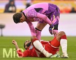 31.10.2026, Fussball Bundesliga 2026/2027, 8.Spieltag, FC Bayern München - Borussia Dortmund, in der Allianz-Arena München,   Ismael Saibari (FC Bayern München) auf dem Boden, Torwart Gregor Kobel (Borussia Dortmund) 


