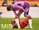 31.10.2026, Fussball Bundesliga 2026/2027, 8.Spieltag, FC Bayern München - Borussia Dortmund, in der Allianz-Arena München,   Ismael Saibari (FC Bayern München) auf dem Boden, Torwart Gregor Kobel (Borussia Dortmund) 


