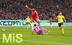 31.10.2026, Fussball Bundesliga 2026/2027, 8.Spieltag, FC Bayern München - Borussia Dortmund, in der Allianz-Arena München,   Ismael Saibari (FC Bayern München) gegen Torwart Gregor Kobel (Borussia Dortmund) 


