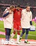 31.10.2026, Fussball Bundesliga 2026/2027, 8.Spieltag, FC Bayern München - Borussia Dortmund, in der Allianz-Arena München,   Ismael Saibari (FC Bayern München) wird gestützt, 


