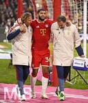31.10.2026, Fussball Bundesliga 2026/2027, 8.Spieltag, FC Bayern München - Borussia Dortmund, in der Allianz-Arena München,   Ismael Saibari (FC Bayern München) wird gestützt, 


