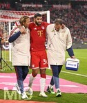 31.10.2026, Fussball Bundesliga 2026/2027, 8.Spieltag, FC Bayern München - Borussia Dortmund, in der Allianz-Arena München,   Ismael Saibari (FC Bayern München) wird gestützt, 


