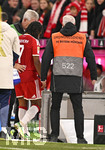 31.10.2026, Fussball Bundesliga 2026/2027, 8.Spieltag, FC Bayern München - Borussia Dortmund, in der Allianz-Arena München,   Serge Gnabry (FC Bayern München) verlässt verletzt das Spiel


