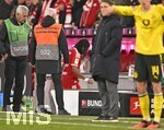 31.10.2026, Fussball Bundesliga 2026/2027, 8.Spieltag, FC Bayern München - Borussia Dortmund, in der Allianz-Arena München,   Serge Gnabry (FC Bayern München) verlässt verletzt das Spiel


