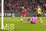 31.10.2026, Fussball Bundesliga 2026/2027, 8.Spieltag, FC Bayern München - Borussia Dortmund, in der Allianz-Arena München,   Konrad Laimer (FC Bayern München) trifft hier zum 1:0 gegen Torwart Gregor Kobel (Borussia Dortmund) und Waldemar Anton (Borussia Dortmund) 


