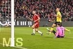 31.10.2026, Fussball Bundesliga 2026/2027, 8.Spieltag, FC Bayern München - Borussia Dortmund, in der Allianz-Arena München,   Konrad Laimer (FC Bayern München) trifft hier zum 1:0 gegen Torwart Gregor Kobel (Borussia Dortmund) 



