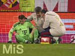 31.10.2026, Fussball Bundesliga 2026/2027, 8.Spieltag, FC Bayern München - Borussia Dortmund, in der Allianz-Arena München,   Torwart Jonas Urbig (FC Bayern München) wird hier behandelt,


