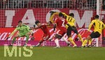31.10.2026, Fussball Bundesliga 2026/2027, 8.Spieltag, FC Bayern München - Borussia Dortmund, in der Allianz-Arena München,   v.l. Torwart Jonas Urbig (FC Bayern München), Min-jae Kim (Bayern München, Minjae Kim), Dayot Upamecano (FC Bayern München), Carney Chukwuemeka (Borussia Dortmund) und Jobe Bellingham (Borussia Dortmund) 


