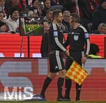 31.10.2026, Fussball Bundesliga 2026/2027, 8.Spieltag, FC Bayern München - Borussia Dortmund, in der Allianz-Arena München,   Tobias Stieler (Deutschland) beim Monitor.


