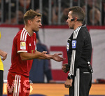 31.10.2026, Fussball Bundesliga 2026/2027, 8.Spieltag, FC Bayern München - Borussia Dortmund, in der Allianz-Arena München,   Tobias Stieler (Deutschland) mit Joshua Kimmich (FC Bayern München) .


