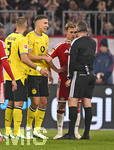 31.10.2026, Fussball Bundesliga 2026/2027, 8.Spieltag, FC Bayern München - Borussia Dortmund, in der Allianz-Arena München,   Tobias Stieler (Deutschland) mit Joshua Kimmich (FC Bayern München) und Nico Schlotterbeck (Borussia Dortmund) .


