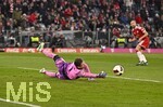 31.10.2026, Fussball Bundesliga 2026/2027, 8.Spieltag, FC Bayern München - Borussia Dortmund, in der Allianz-Arena München,   Konrad Laimer (FC Bayern München) gegen Torwart Gregor Kobel (Borussia Dortmund) 


