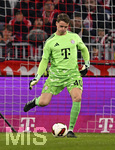 31.10.2026, Fussball Bundesliga 2026/2027, 8.Spieltag, FC Bayern München - Borussia Dortmund, in der Allianz-Arena München,   Torwart Jonas Urbig (FC Bayern München) Schusshaltung.


