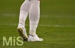 31.10.2026, Fussball Bundesliga 2026/2027, 8.Spieltag, FC Bayern München - Borussia Dortmund, in der Allianz-Arena München,   Harry Kane (FC Bayern München) befreit seie Schuhe vom Rasen



