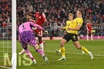 31.10.2026, Fussball Bundesliga 2026/2027, 8.Spieltag, FC Bayern München - Borussia Dortmund, in der Allianz-Arena München,   Dayot Upamecano (FC Bayern München) trifft zum 2:1 gegen Torwart Gregor Kobel (Borussia Dortmund), und Nico Schlotterbeck (Borussia Dortmund) 


