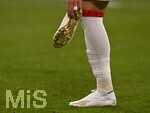 31.10.2026, Fussball Bundesliga 2026/2027, 8.Spieltag, FC Bayern München - Borussia Dortmund, in der Allianz-Arena München,   Harry Kane (FC Bayern München) befreit seie Schuhe vom Rasen


