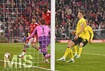 31.10.2026, Fussball Bundesliga 2026/2027, 8.Spieltag, FC Bayern München - Borussia Dortmund, in der Allianz-Arena München,   
Dayot Upamecano (FC Bayern München) trifft zum 2:1 gegen Torwart Gregor Kobel (Borussia Dortmund), Nico Schlotterbeck (Borussia Dortmund) und Daniel Svensson (Borussia Dortmund) 

