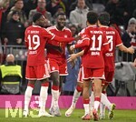 31.10.2026, Fussball Bundesliga 2026/2027, 8.Spieltag, FC Bayern München - Borussia Dortmund, in der Allianz-Arena München,   v.l. Alphonso Davies (FC Bayern München), Dayot Upamecano (FC Bayern München), Nathaniel Brown (FC Bayern München), und Min-jae Kim (Bayern München, Minjae Kim) jubeln


