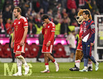 31.10.2026, Fussball Bundesliga 2026/2027, 8.Spieltag, FC Bayern München - Borussia Dortmund, in der Allianz-Arena München,   v.l. Harry Kane (FC Bayern München), Nathaniel Brown (FC Bayern München), Berni das Maskottchen und Hiroki Ito (FC Bayern München) die Köpfe hängen


