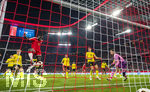 31.10.2026, Fussball Bundesliga 2026/2027, 8.Spieltag, FC Bayern München - Borussia Dortmund, in der Allianz-Arena München,  Torschuss zum 2:1 von Dayot Upamecano (li, FC Bayern München), re: Torwart Gregor Kobel (Borussia Dortmund) ohne Chance.

