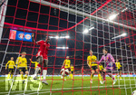 31.10.2026, Fussball Bundesliga 2026/2027, 8.Spieltag, FC Bayern München - Borussia Dortmund, in der Allianz-Arena München,  Torschuss zum 2:1 von Dayot Upamecano (li, FC Bayern München), re: Torwart Gregor Kobel (Borussia Dortmund) ohne Chance.

