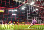 31.10.2026, Fussball Bundesliga 2026/2027, 8.Spieltag, FC Bayern München - Borussia Dortmund, in der Allianz-Arena München,    Harry Kane (li, FC Bayern München) verschiesst hier seinen Elfmeter gegen Torwart Gregor Kobel (Borussia Dortmund) an die Querlatte.


