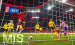 31.10.2026, Fussball Bundesliga 2026/2027, 8.Spieltag, FC Bayern München - Borussia Dortmund, in der Allianz-Arena München,  Torschuss zum 2:1 von Dayot Upamecano (li, FC Bayern München), re: Torwart Gregor Kobel (Borussia Dortmund) ohne Chance.

